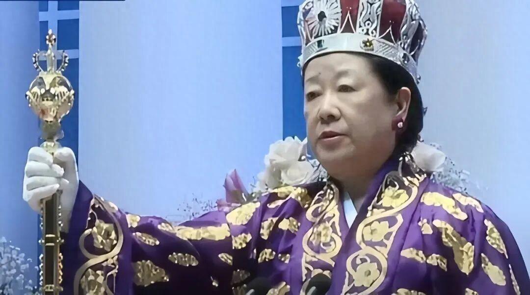 韩国，自称“圣母”的邪教头目韩鹤子被依法判处有期徒刑2年。这名长期在韩国社会兴风