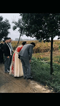 这新郎绝对是个能托付终身的好老公。

近日，安徽亳州，一对新人在农村的土路上进行
