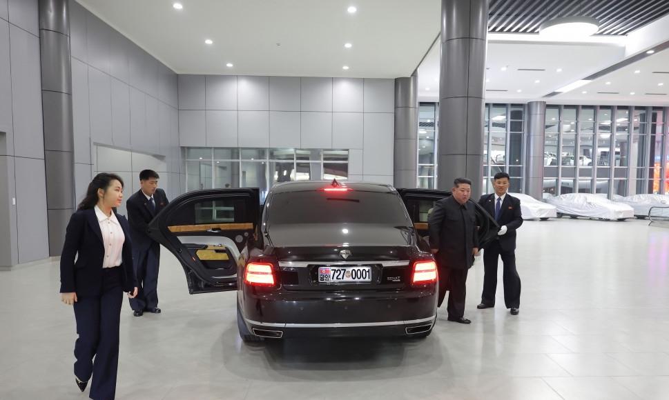 谁知道，这位国家领导人，乘坐的是什么品牌的豪华轿车。车牌有什么特殊含义？