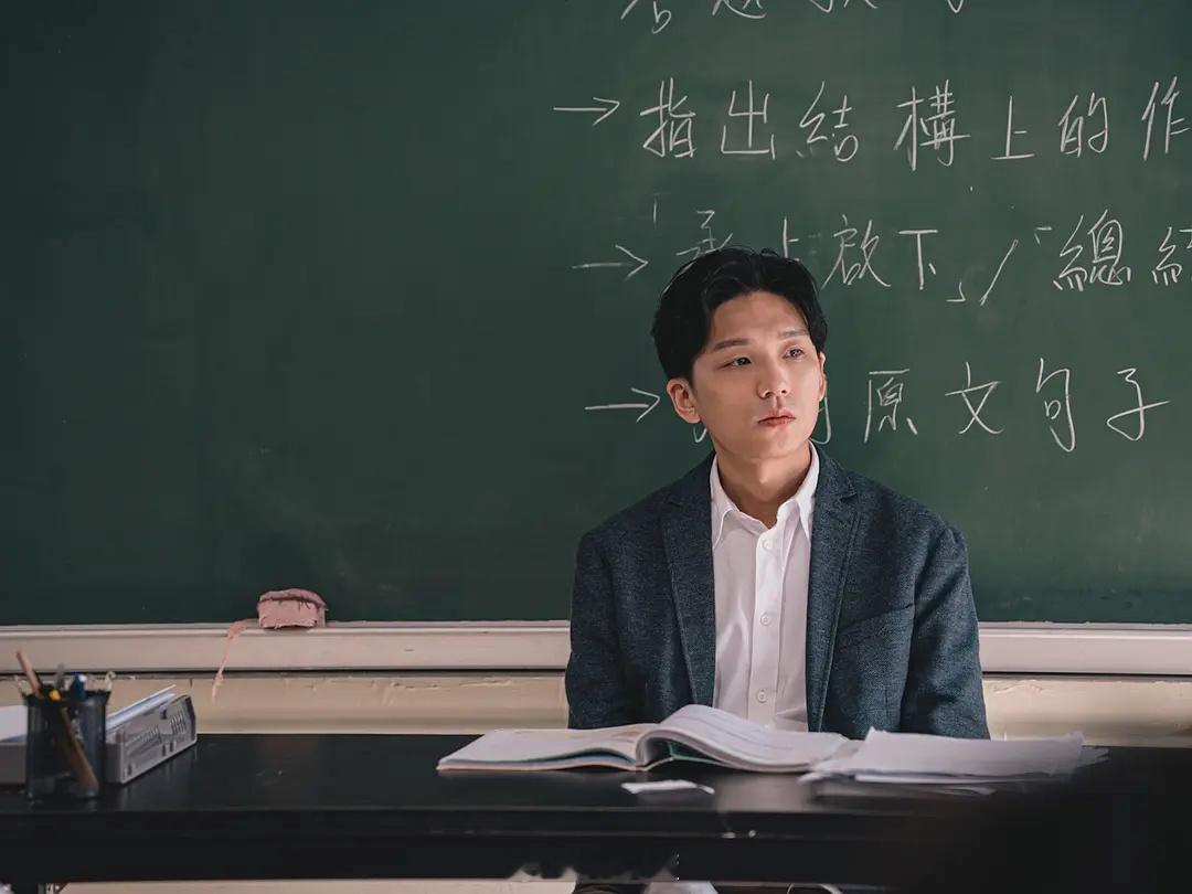 记得卢镇业在「年少日记」里还是气质斯文且带一些忧郁的老师，这次在「夜王」里完全变