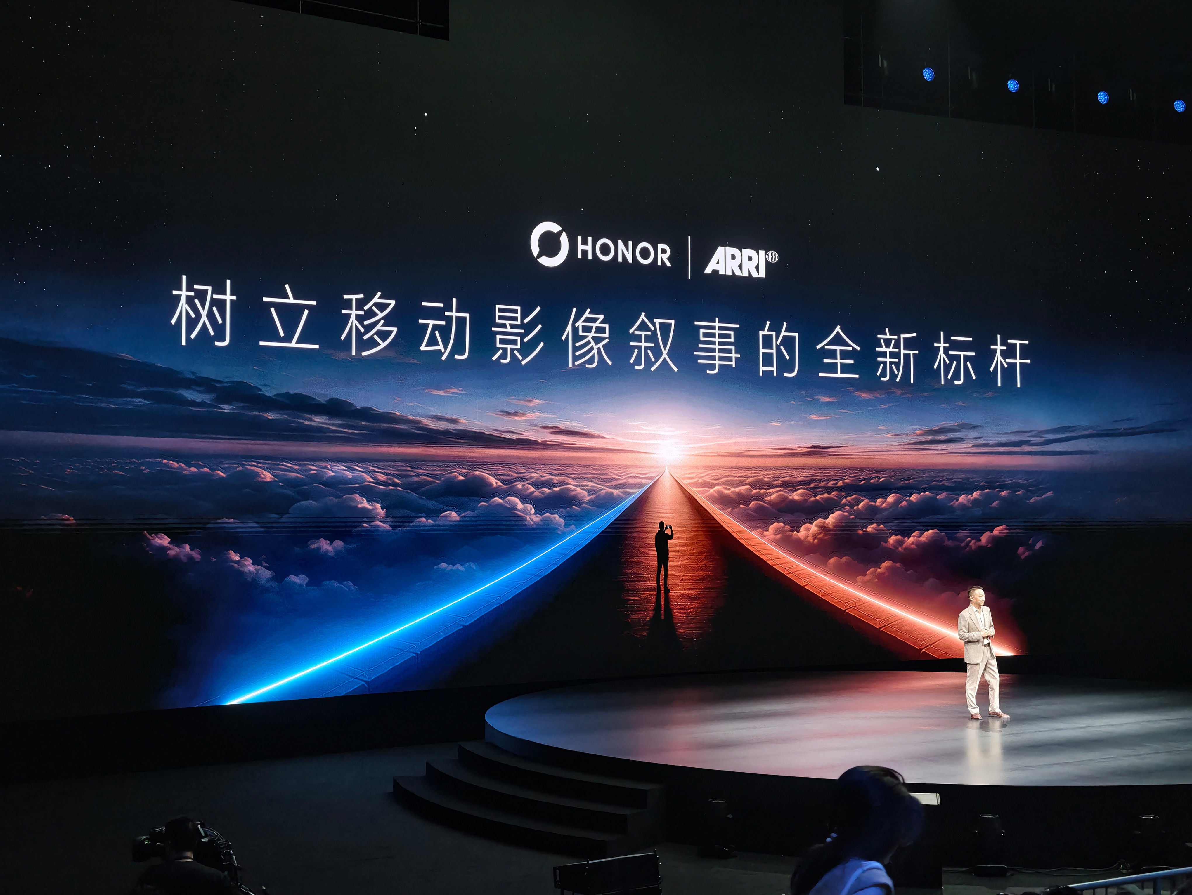 荣耀这回跟ARRI进行了合作，要树立移动影像叙事的全新标杆，据说在荣耀Magic