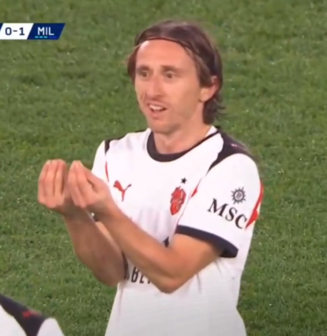 魔笛这个动作和表情笑死个人AC米兰