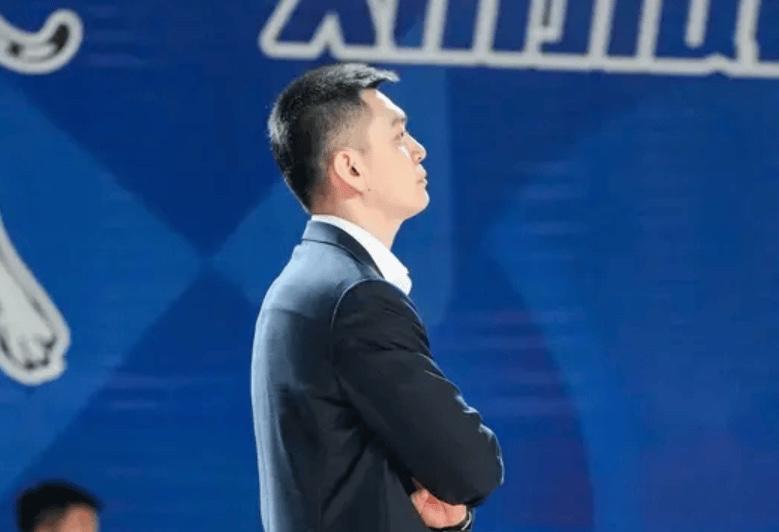 一觉醒来，杨鸣离任辽宁男篮主教练一职 的消息上了热搜，杨鸣离任是早有迹象可循的。