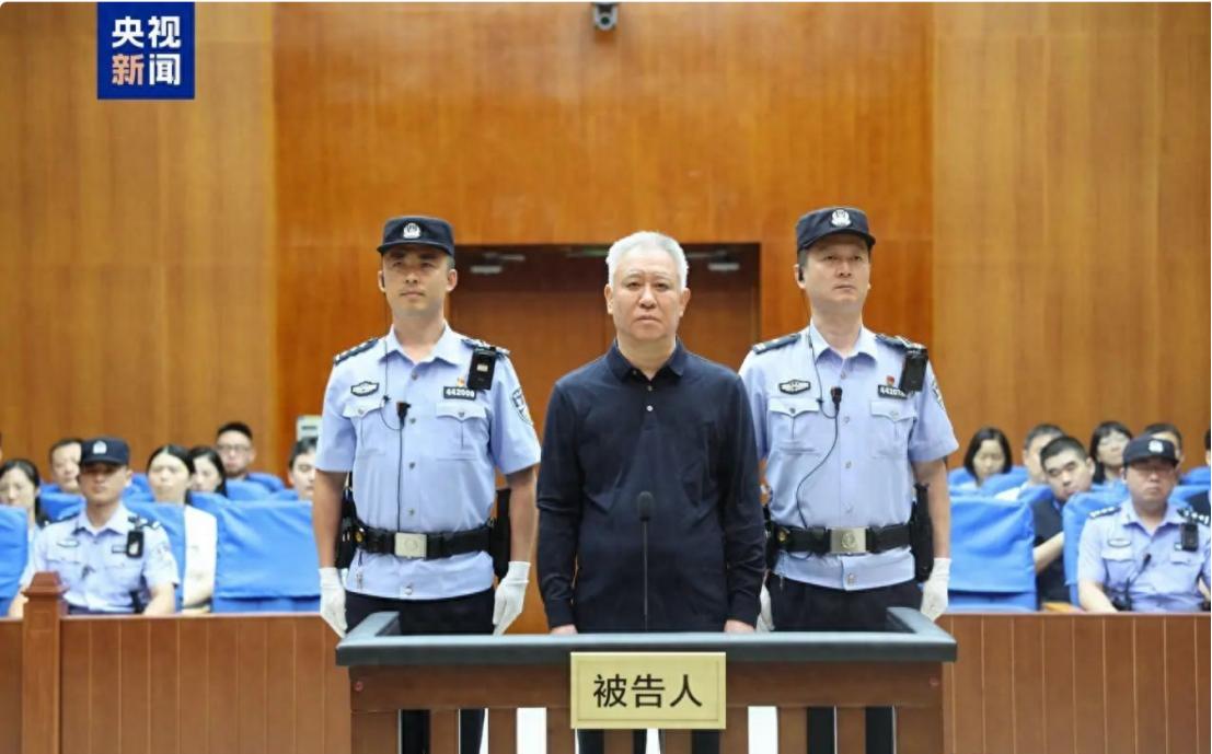 许家印一审被判无期徒刑后，很多人最想不通的是，银行为什么一路绿灯，给恒大放出天量