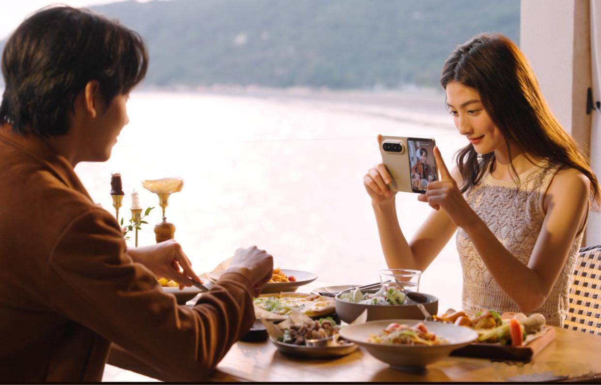 领导用的荣耀折叠屏V5 ，下午看见我买了一台华为PuraXMax, 晚上立马就给