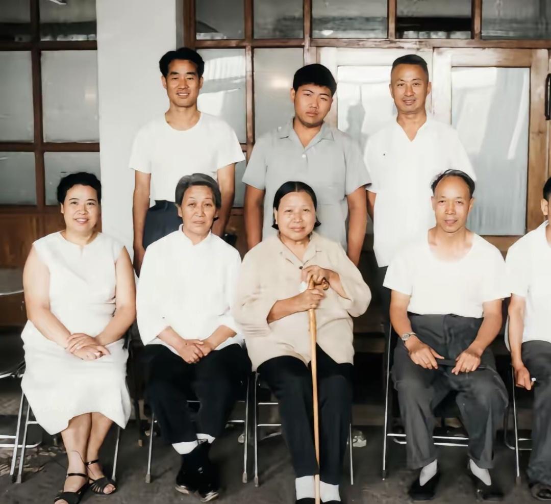 毛主席的亲家张文秋，带着孩子们前来祭拜丈夫刘谦初，是曾经的战友也是夫妻。
 
1