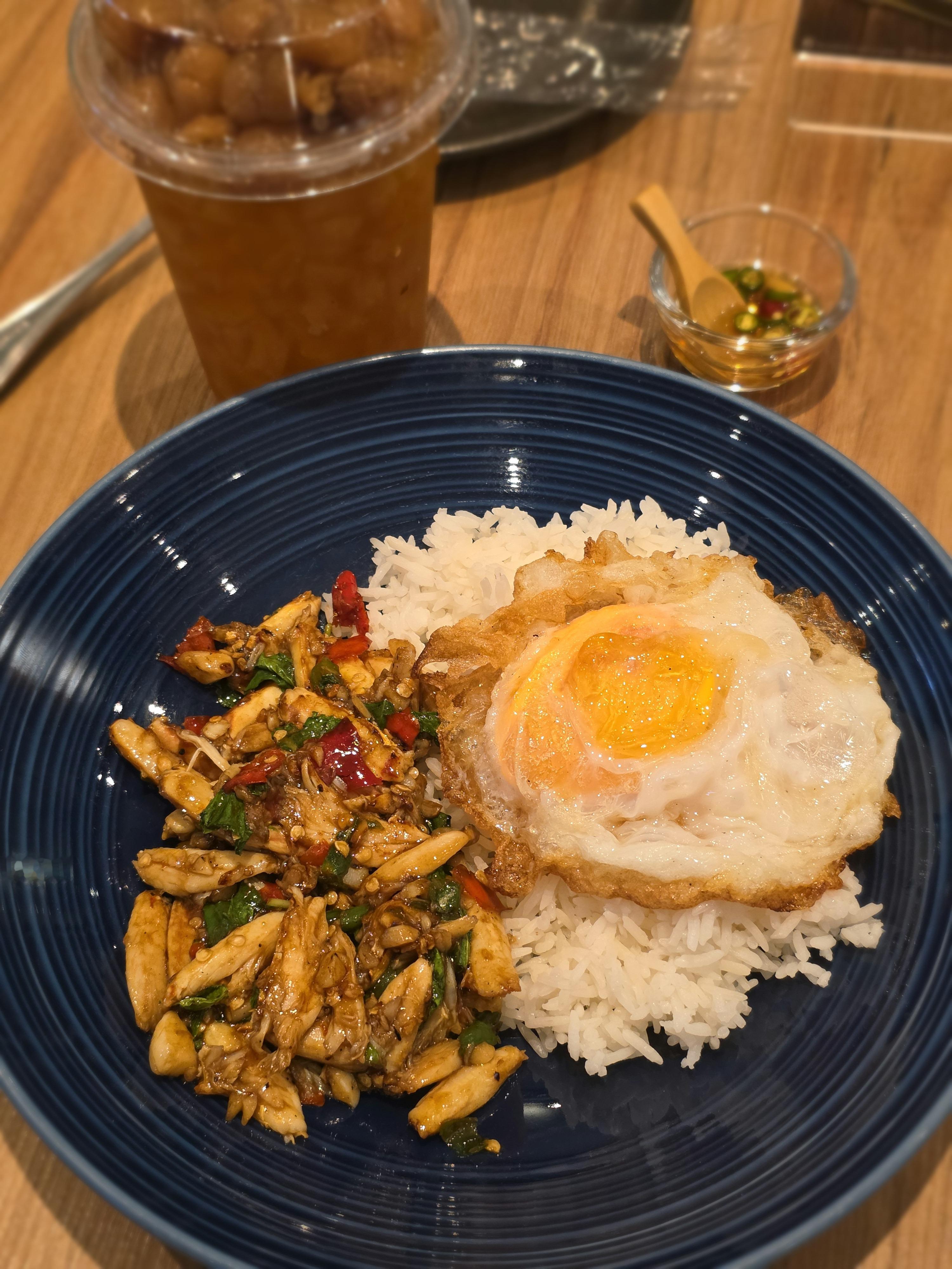 来“Pad Thai Mae Thong Bai ผัดไทยแม่ทองใบ”