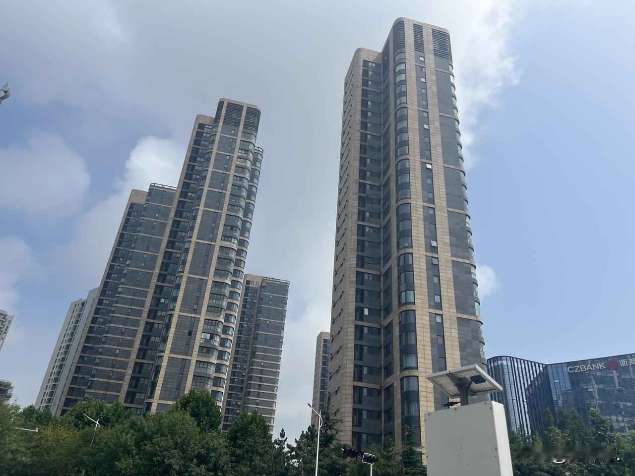 上实海上海，2010年前后，在崂山市场呼风唤雨，好多人心向往之。

现在，掉队了