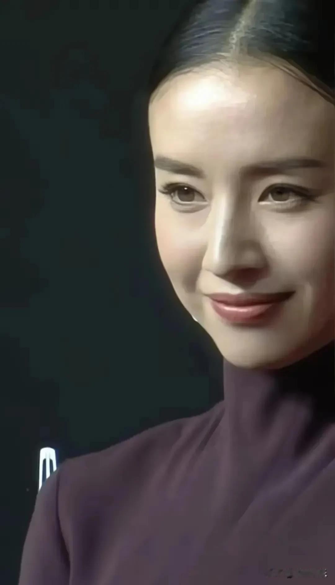 董洁一夜间颜值回春，美的冒泡，就像20岁的小姑娘一样美丽动人。之前她的状态不佳，