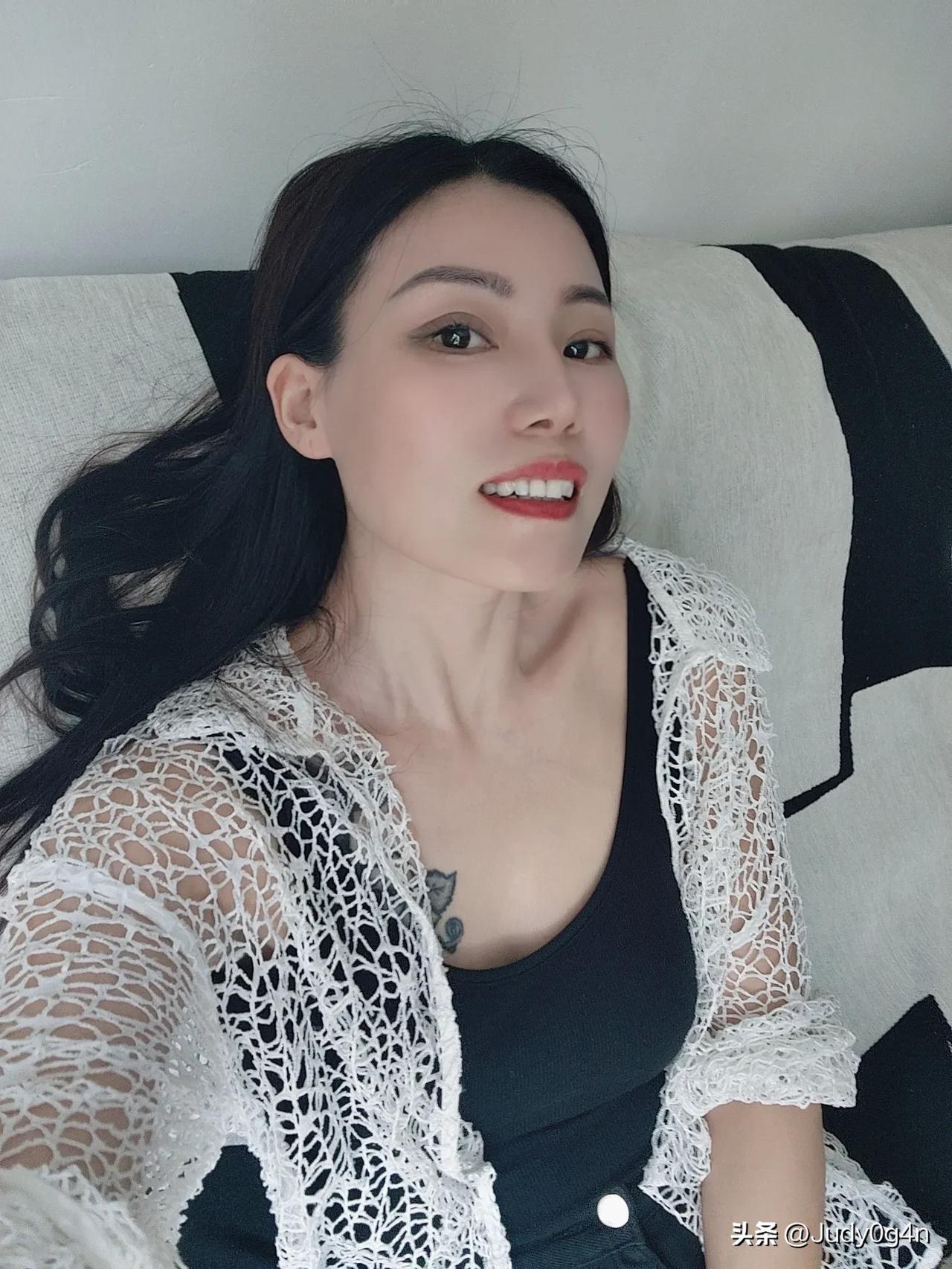 保持微笑，不是因为一切完美，而是我选择看见美好。爱拍照爱生活 阳光女人精致到老 