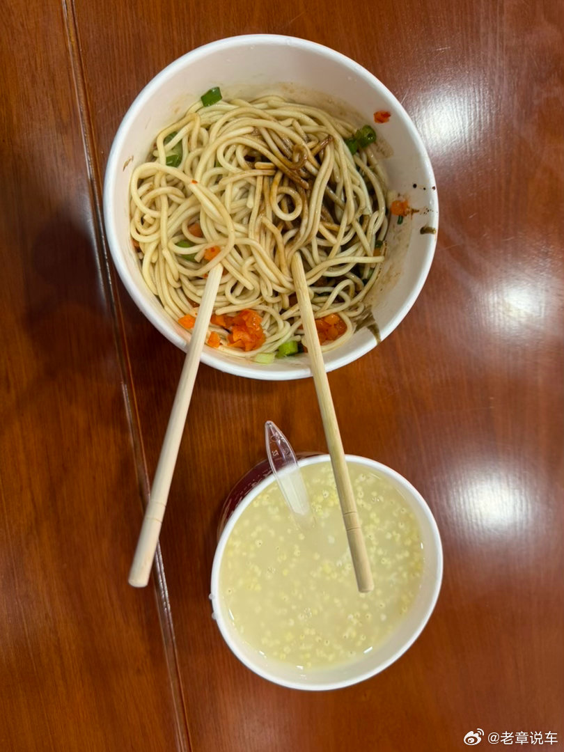 武汉火车站天价粥，一口粥8块钱，卖粥的和我说租金贵！武汉站距离最近的青山商圈也就