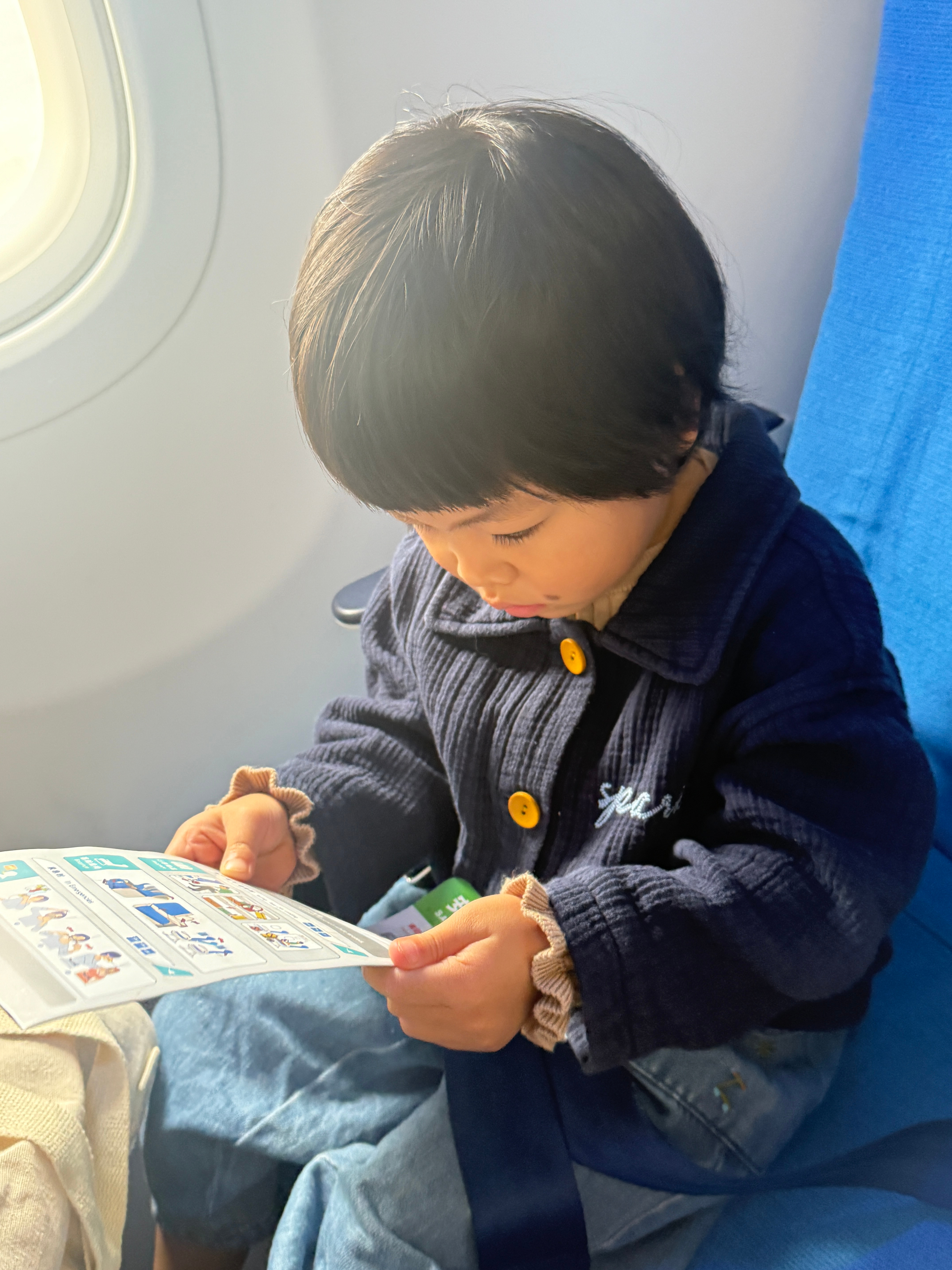 小素拥有极强的自我管理意识1.妈妈的手拿满了东西自觉揪住妈妈的裤子2.一坐上座位