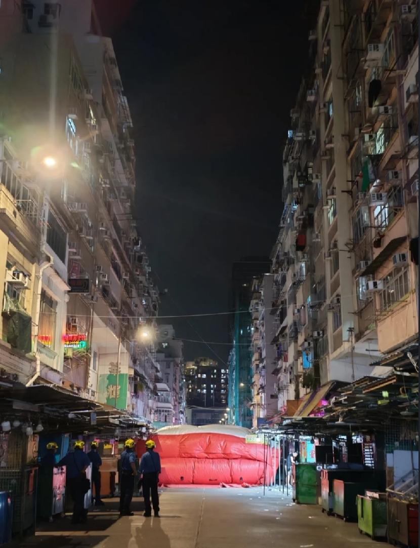 珍惜生命，香港深水埗鸭寮街近桂林街，周三（10月7日）晚上7时许有一名女子在高处