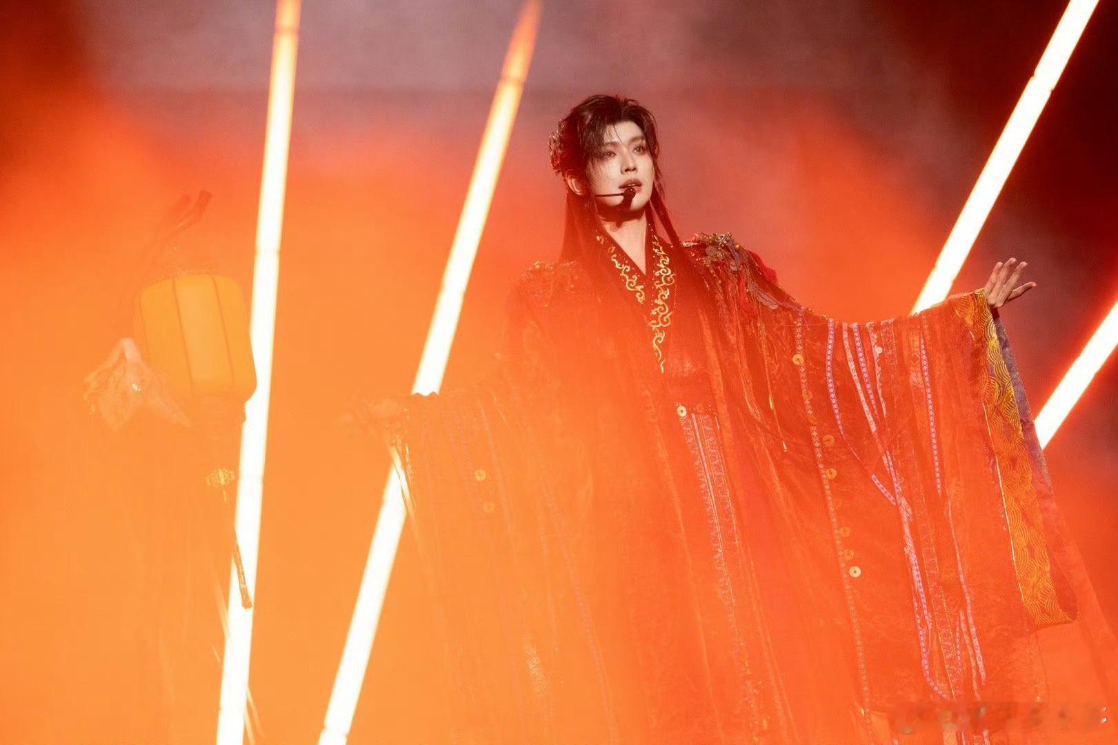 这居然是王敬轩 王敬轩的舞台表现力绝了！暗纹长袍搭半透纱披风，建模脸自带魅惑感，