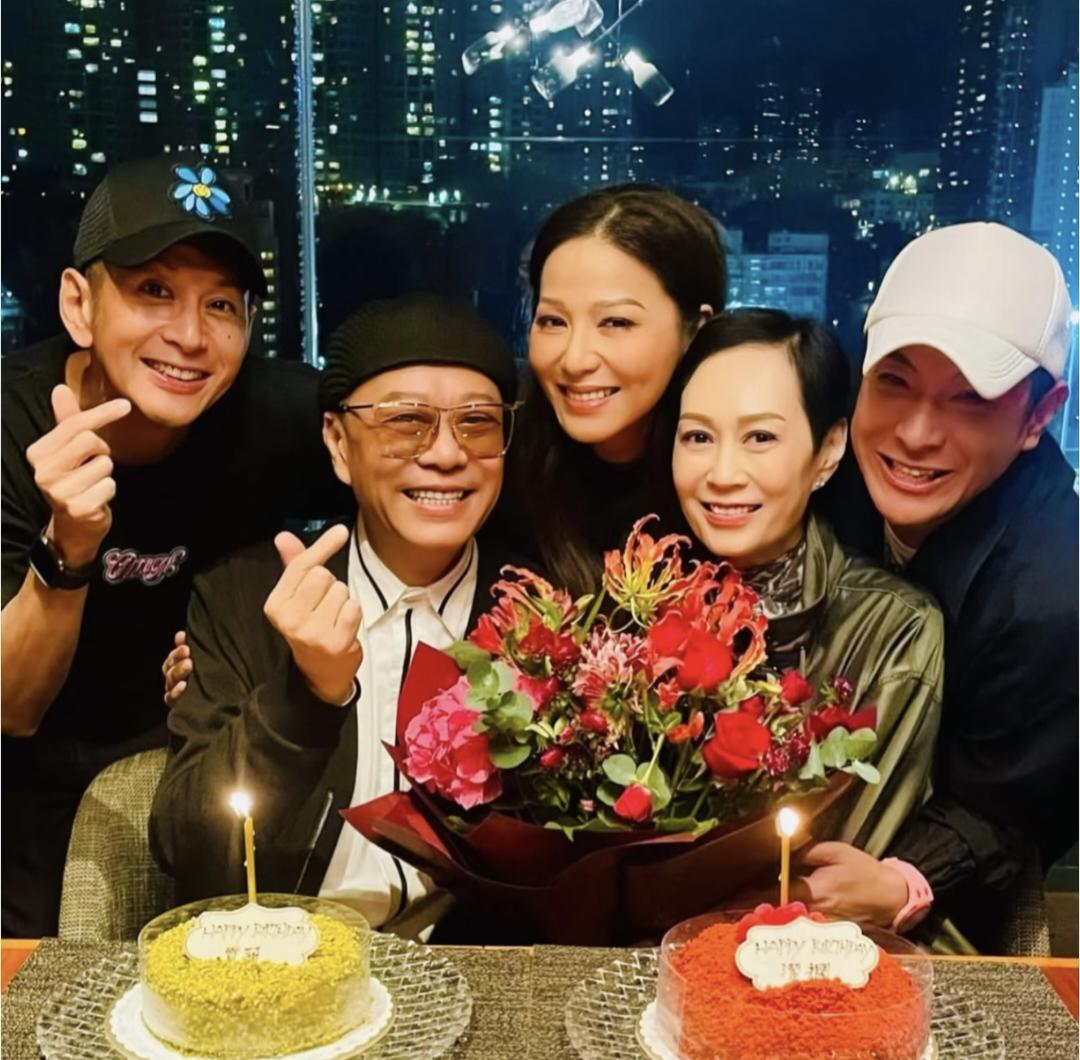 65岁欧阳震华和老婆傅洁娴一起庆祝生日，一帮TVB明星齐聚。他们夫妻俩看起来好恩