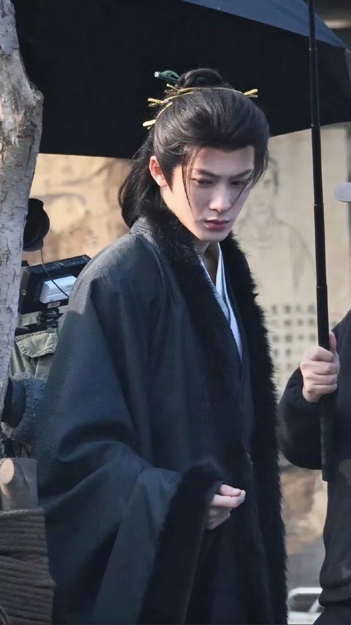 檀健次谢却山云纹毛领黑袍路透檀健次矜贵卢昱晓朴素 檀健次谢却山云纹毛领黑袍路透，