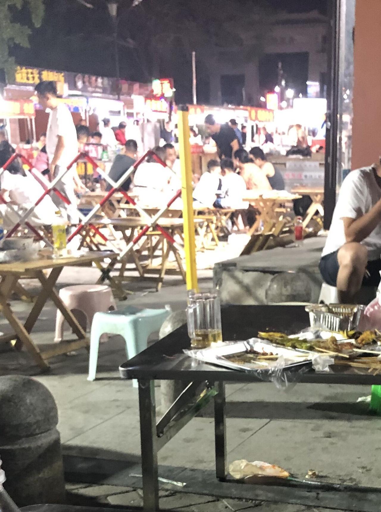 有的人真的是没有多少素质！在路边摊吃饭，有三个男人在喝酒，三个人直勾勾的瞅着一个