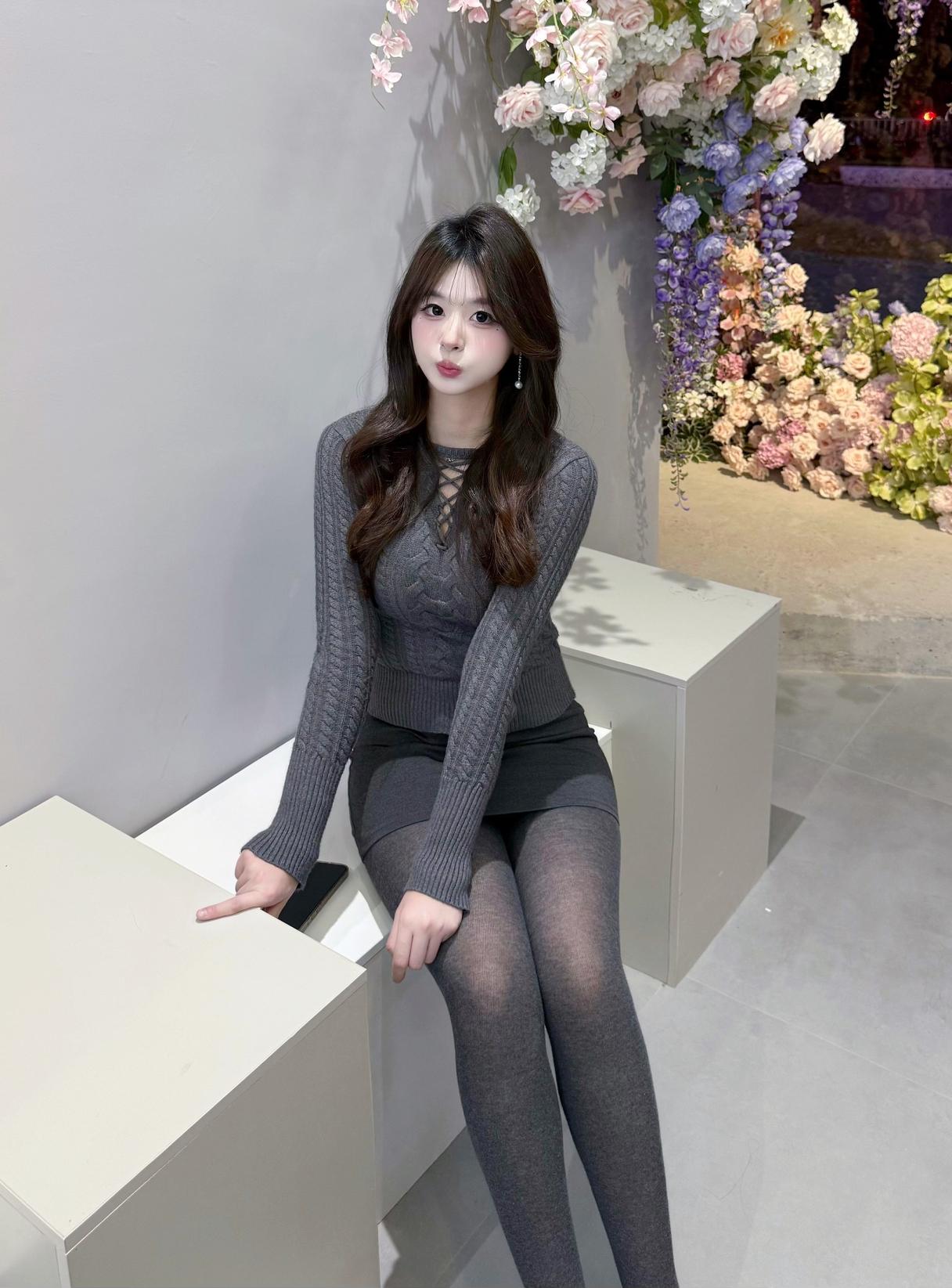 《花墙倩影·暗香浮动》

花墙倾泻似流霞，粉紫相间映晚华。
绿叶扶疏添雅韵，繁花