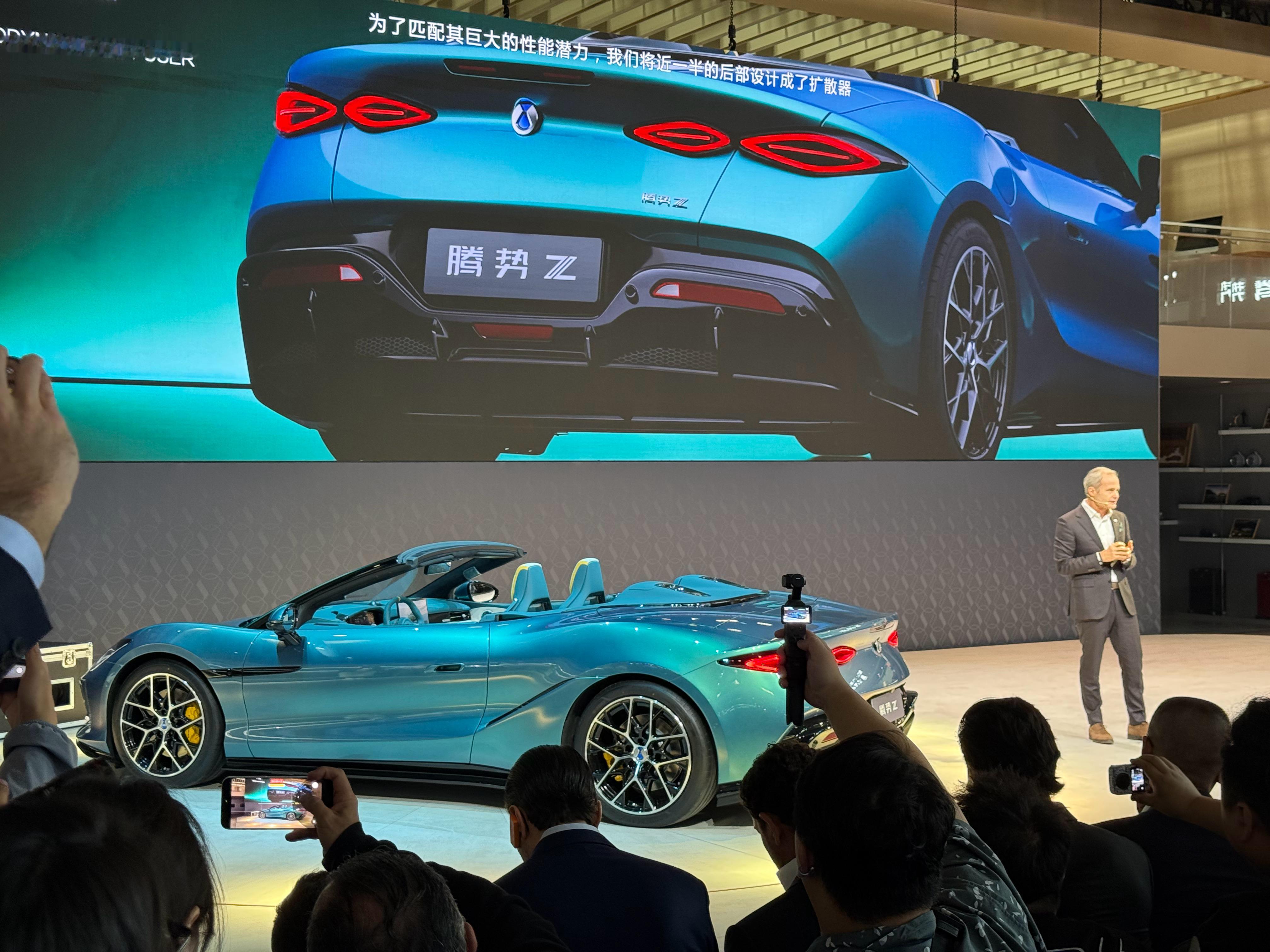 北京车展腾势Z敞篷版全球首秀，帅爆了好吗？定位全球首款智能电动超跑，车身线条流畅