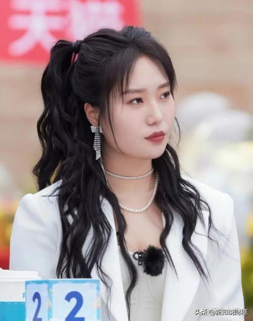 有人认为李雪琴放弃自己的专业，选择从事脱口秀。从经济学原理来看，这并非是一种浪费