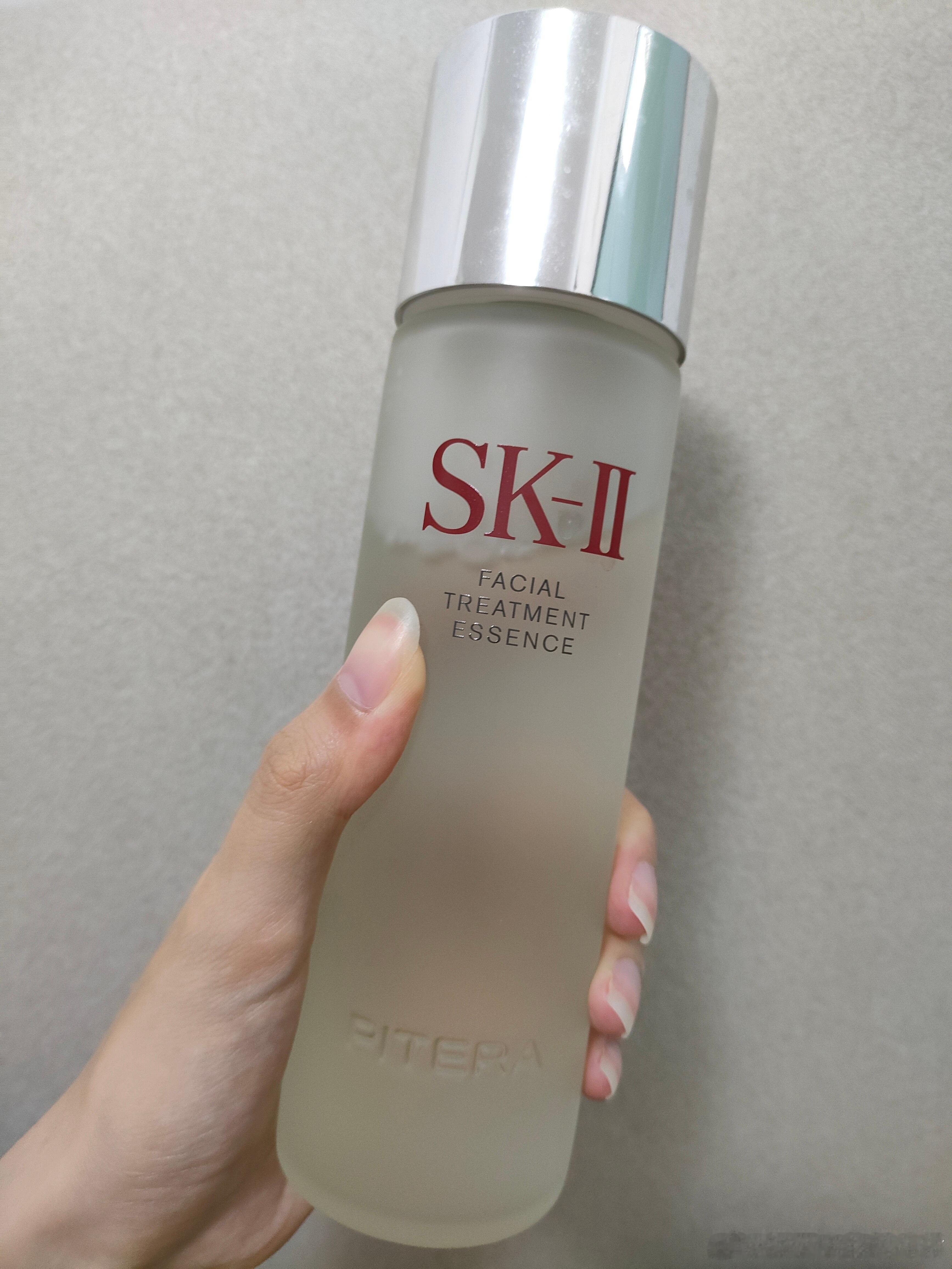 我素颜的勇气都是sk2神仙水给的，平滑毛孔让皮肤晶莹通透，修复能力也很赞，每周湿
