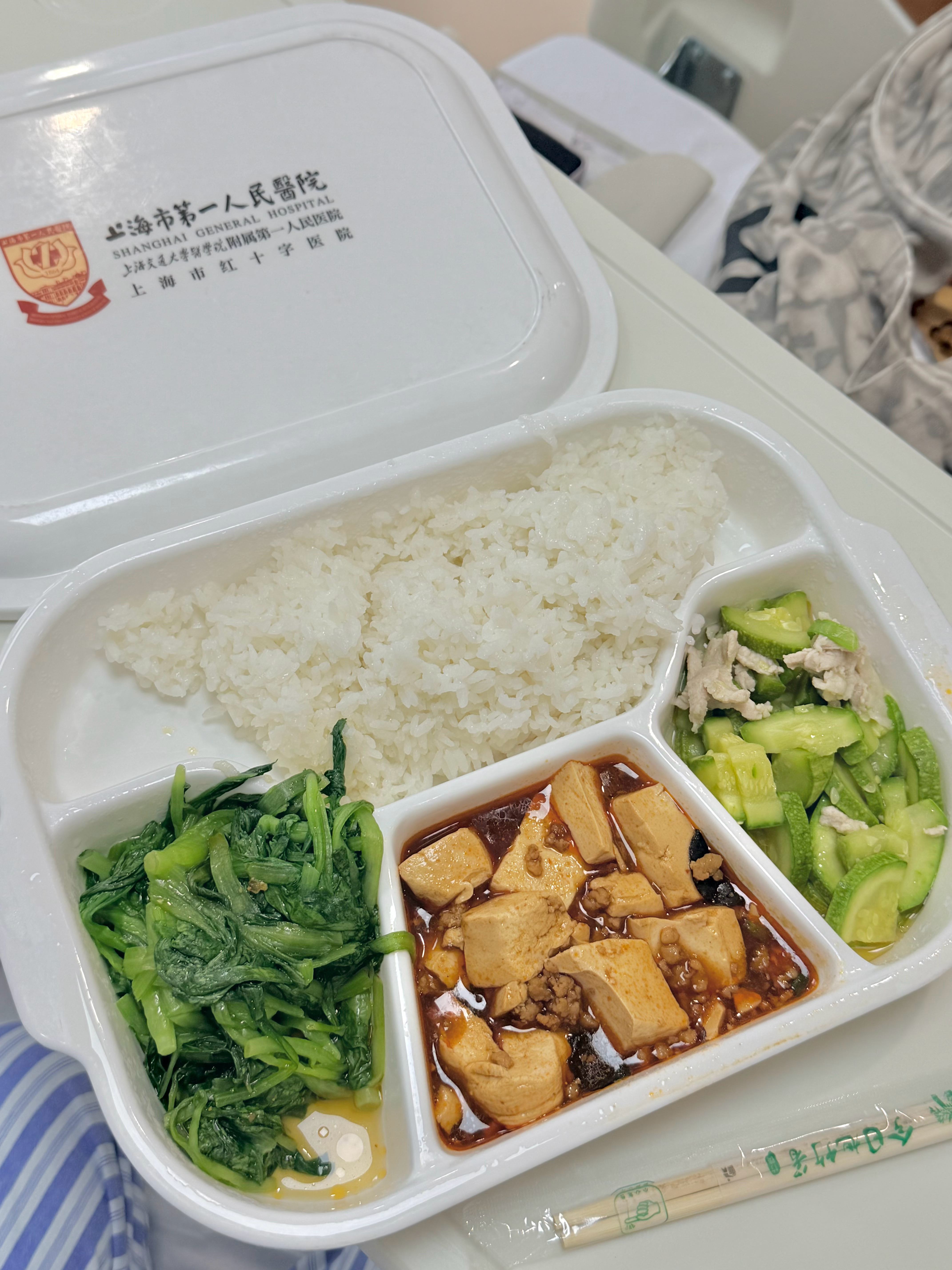 我也是才知道不久，视网膜复位、玻璃体切除联合硅油填充的眼部内路手术，属于四级手术