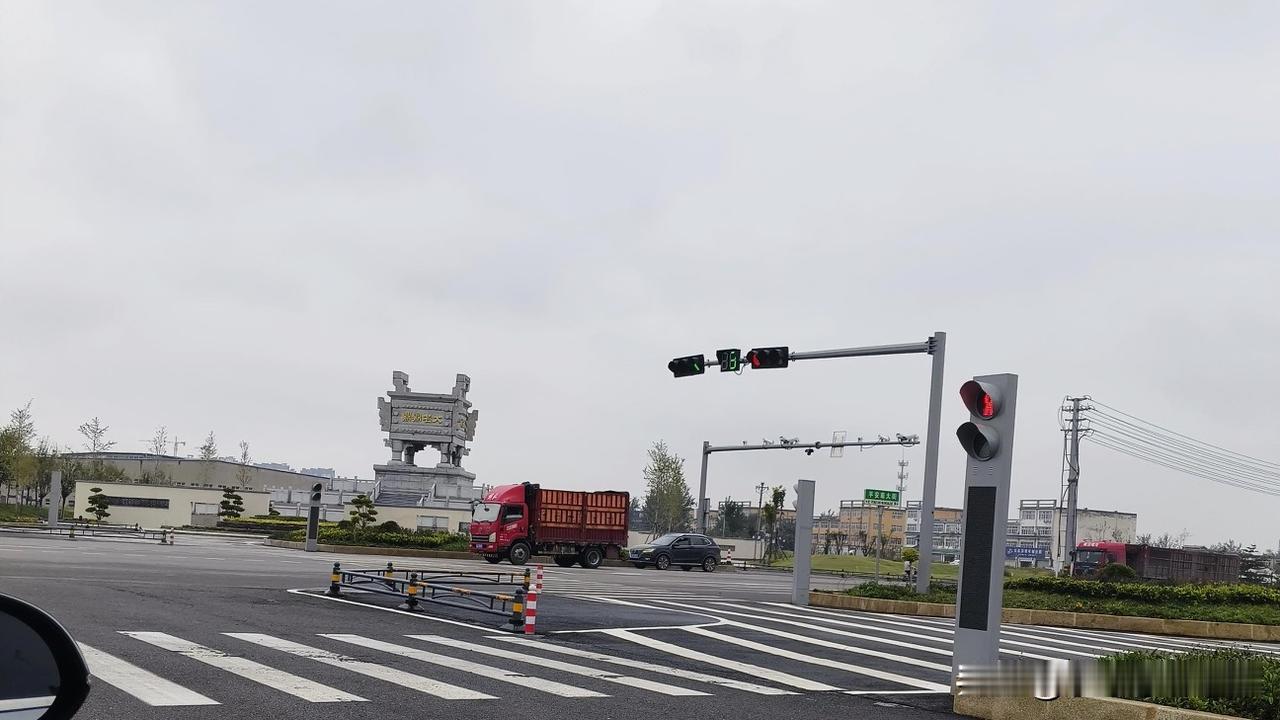 城市十字路口，红绿灯下，车流不息，忙碌的都市生活。