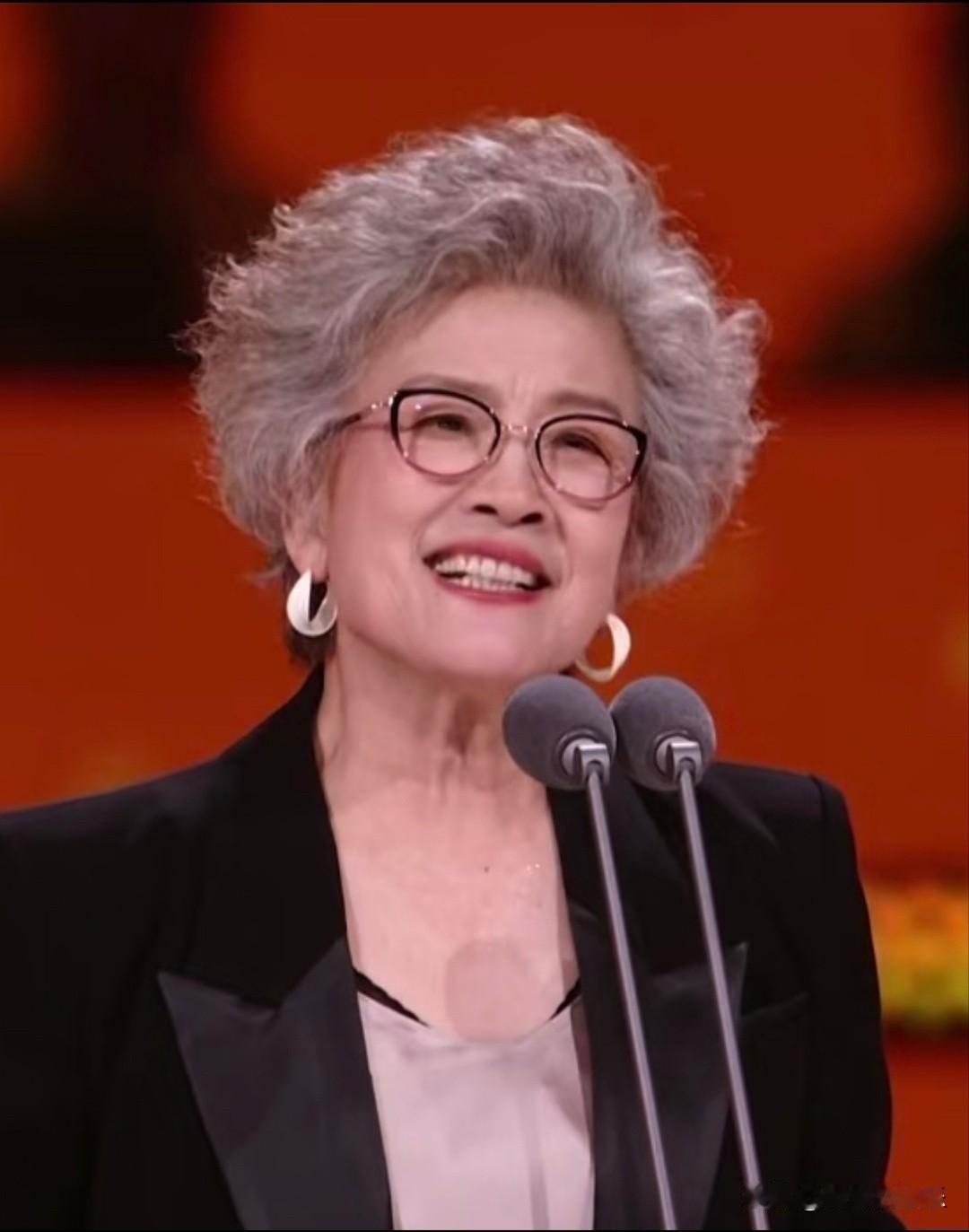 宋春丽
刚正厚重，亦刚亦柔的实力老戏骨
八一电影制片厂，国家一级演员
金鸡、飞天
