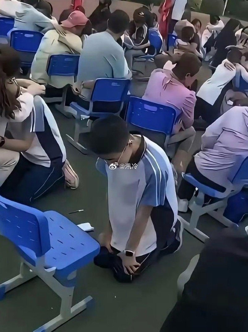 心疼这个男孩 