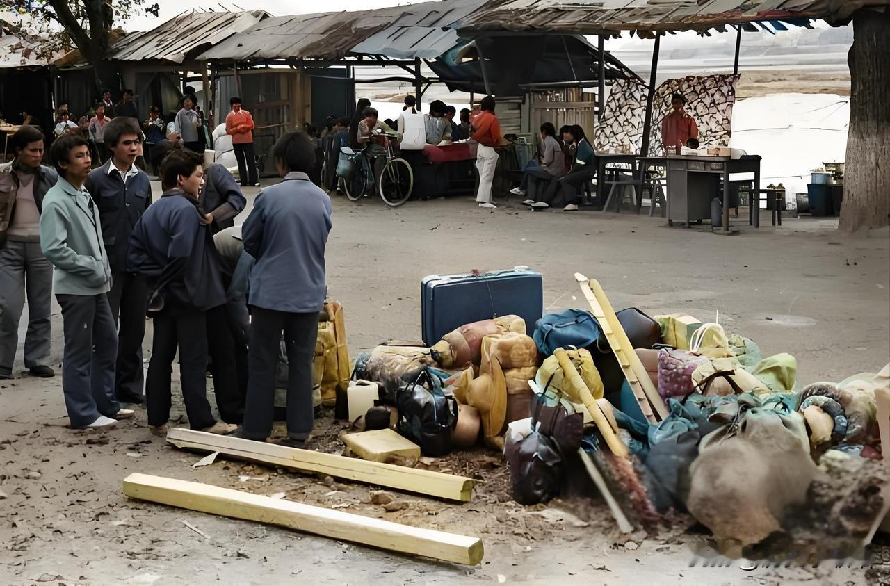 1990年10月，在安徽黟县，一条道路之旁，一群男子静静地伫立着。他们将各自的行