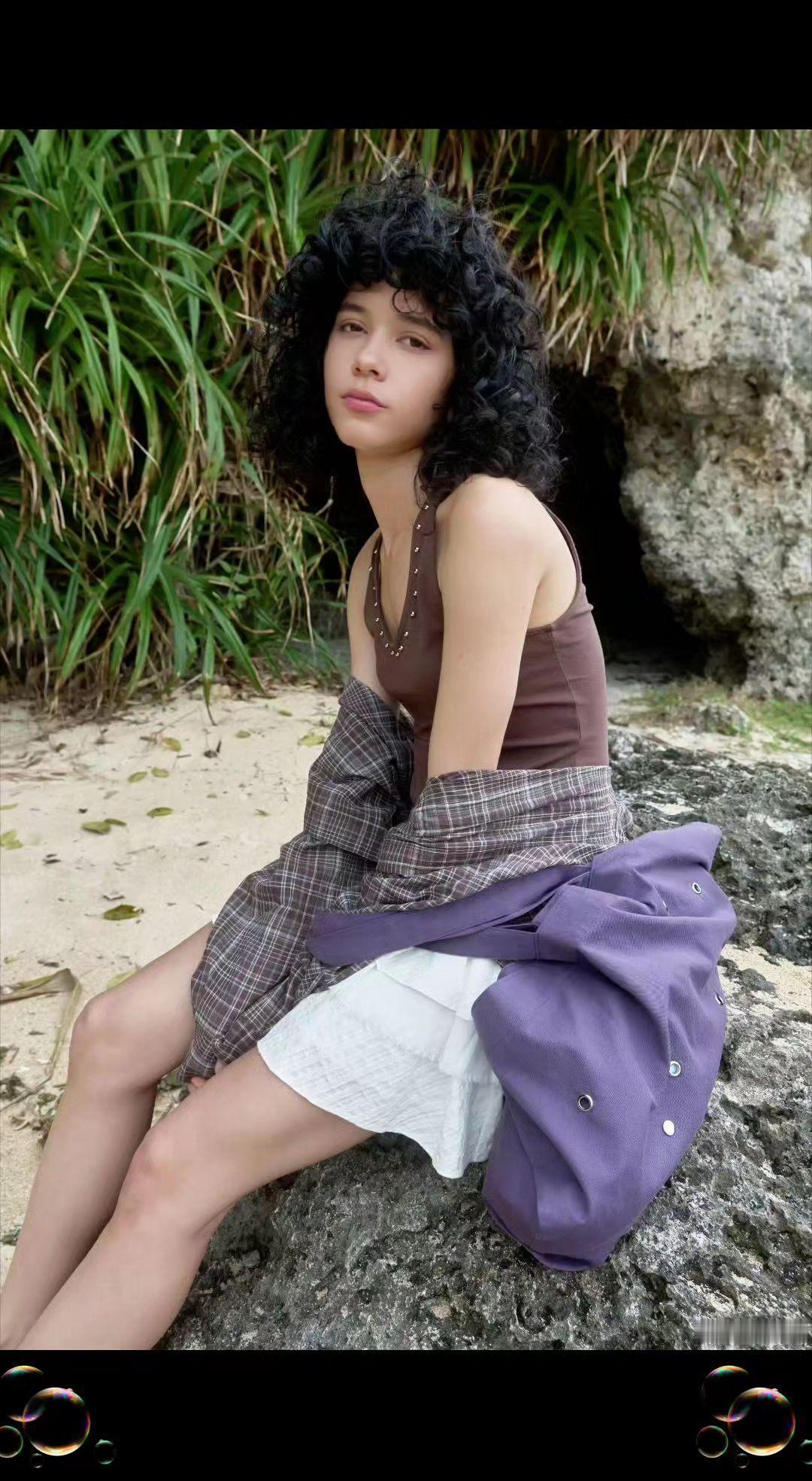 🌿 卷发藏着海风的秘密🌊 石缝里长出夏天的诗。旧衣裹着心事，等潮汐来读📖