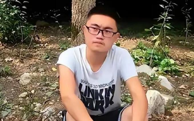 他在高考前2天时，父亲在他怀里去世。在殡仪馆走廊坐了一整夜后，第二天发消息给老师