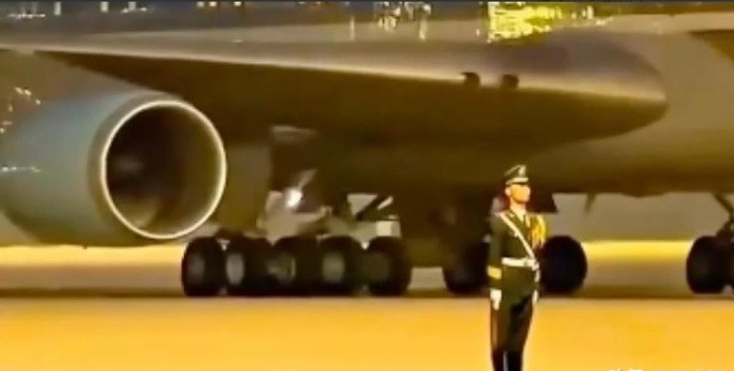 他如此与美国代表团抢镜

美国总统特朗普声势浩大的中国之行，在全球社交网络上意外
