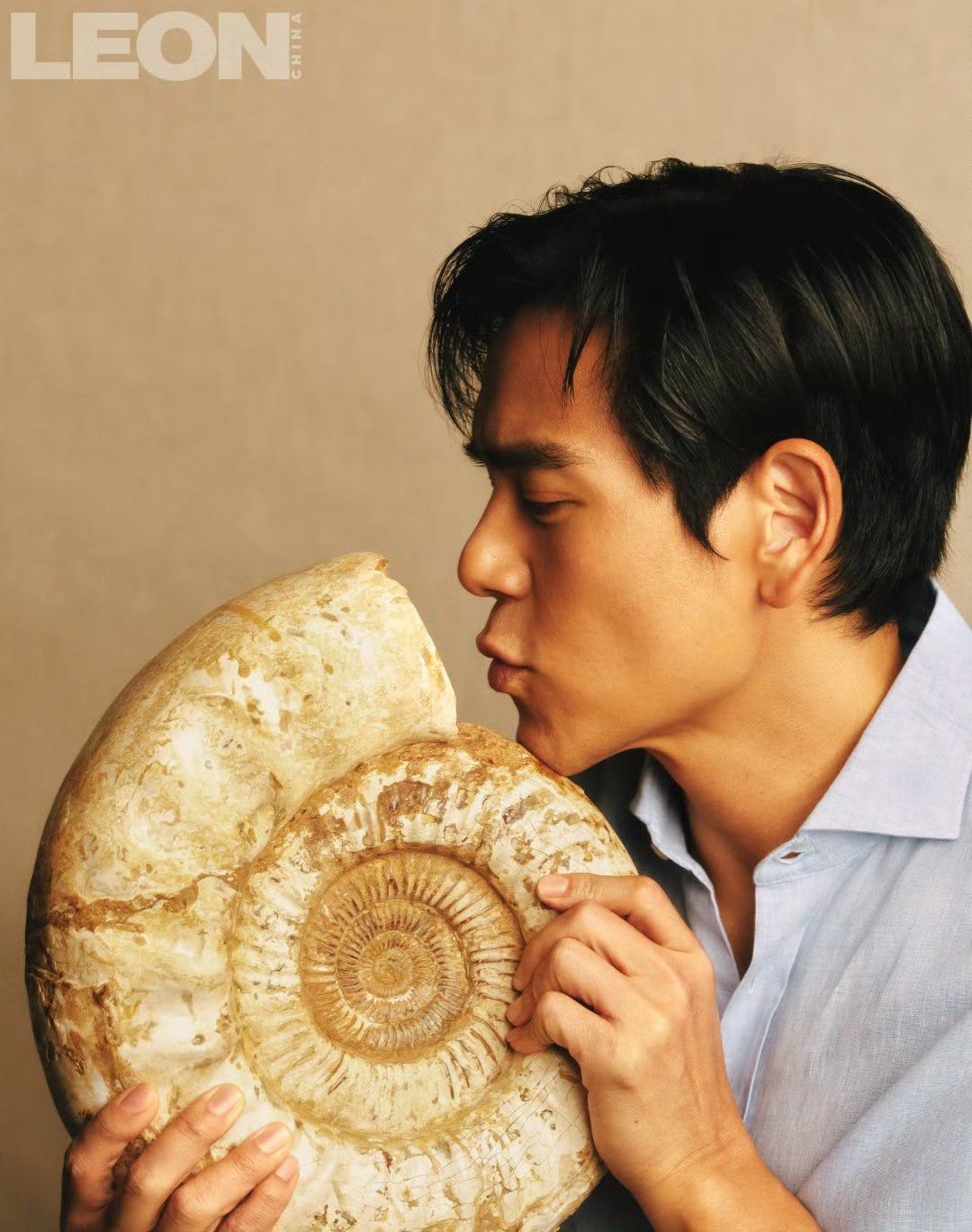 二月刊封面的彭于晏，用一组野生质感大片打破常规。没有刻意的造型感，他在光影中舒展