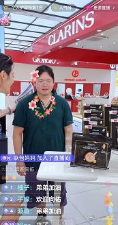 向家关系破冰，向佑走进哥哥直播间！ 感觉就像编好的剧本。先是父母批评向佑滥交，纨