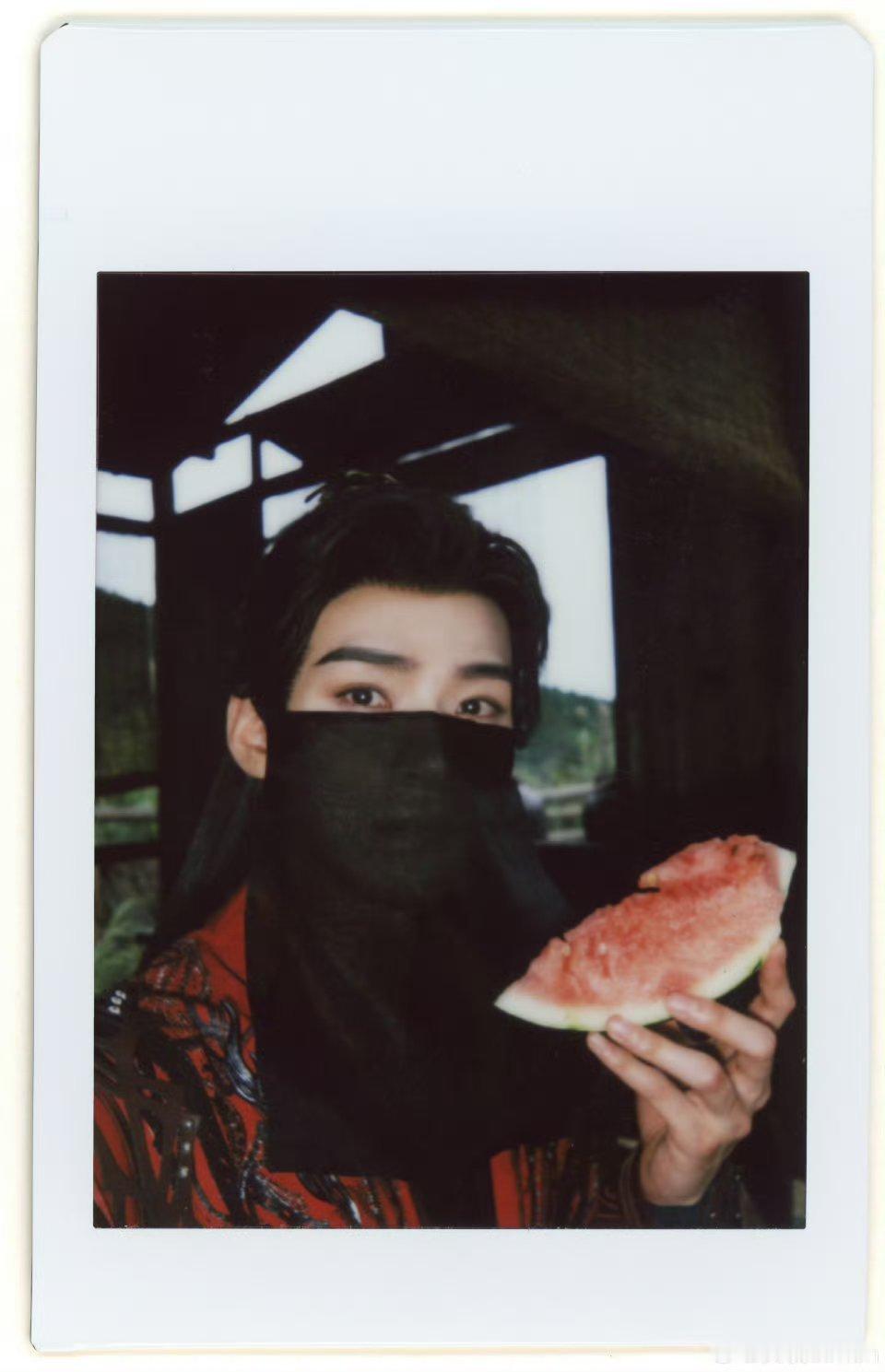 龚俊发了暗河传苏暮雨拍立得哈哈哈哈😄这个龚俊真的有点太可爱了[打call] ​