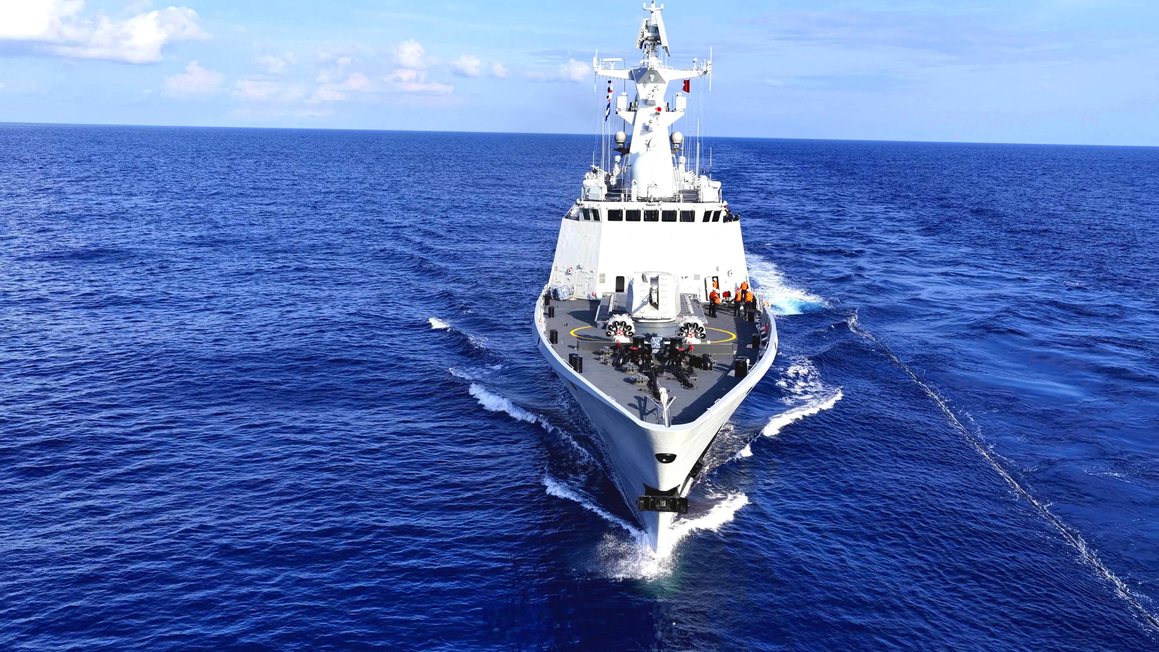 【海上“投喂”！直击舰艇编队海上综合训练】近日，南部战区大理舰协同青海湖舰奔赴南