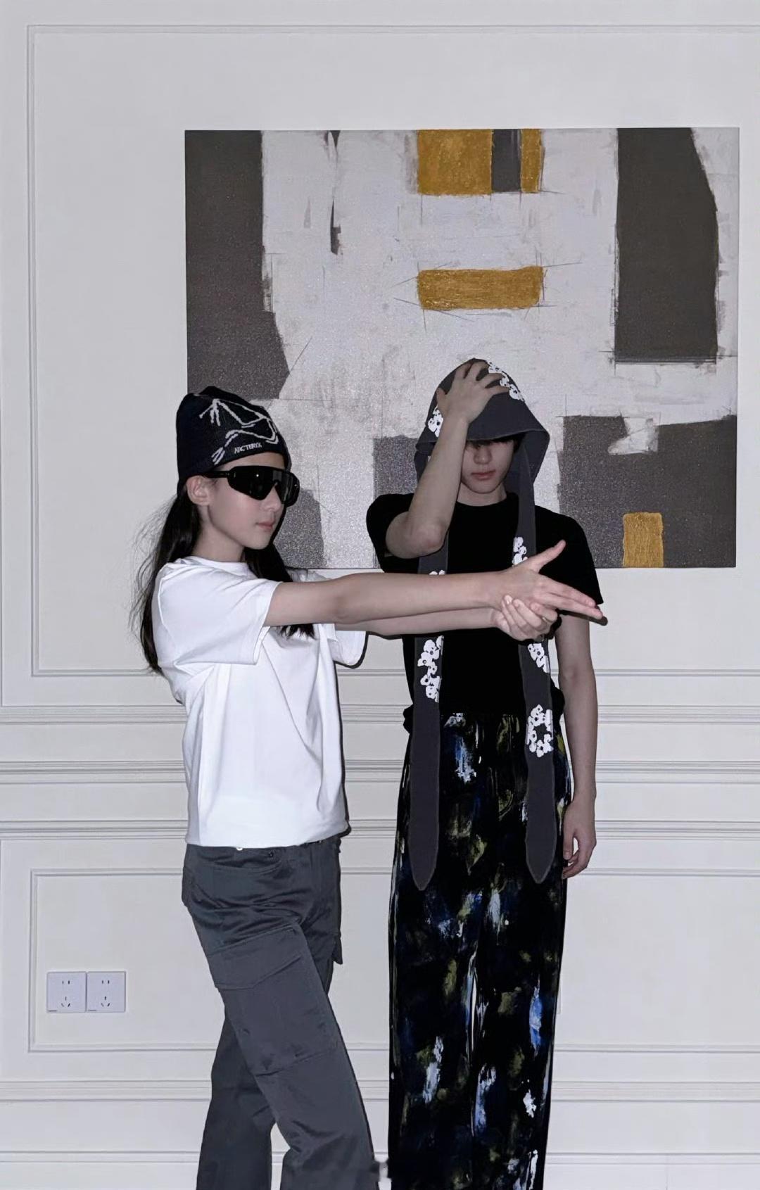 #张峻豪 给妹妹改造一下#张峻豪绝对是一个妹控，对妹妹的宠爱隔着屏幕都能感觉得到