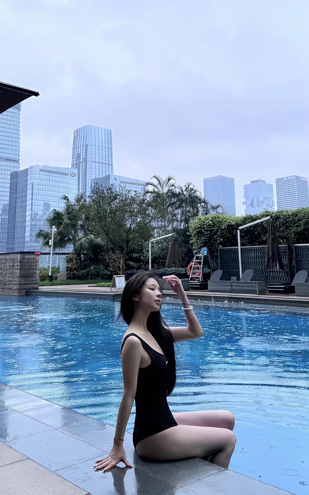 都市泳池边，夏日清凉时光🌊✨
