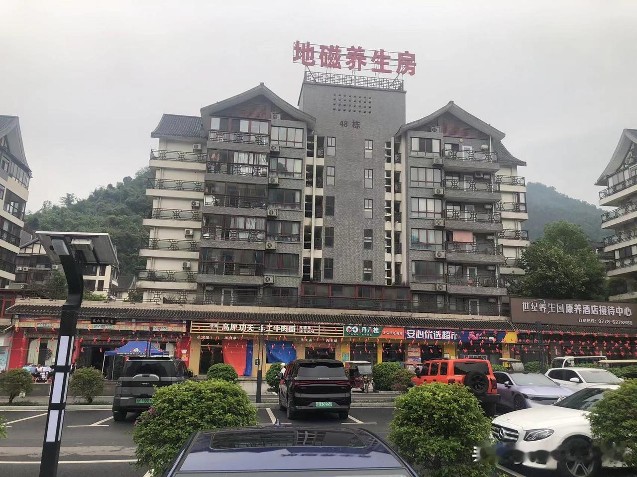 朋友住在巴马世纪养生园，成为北方去那里养生健体的候鸟一族。

朋友跟我说，在巴马