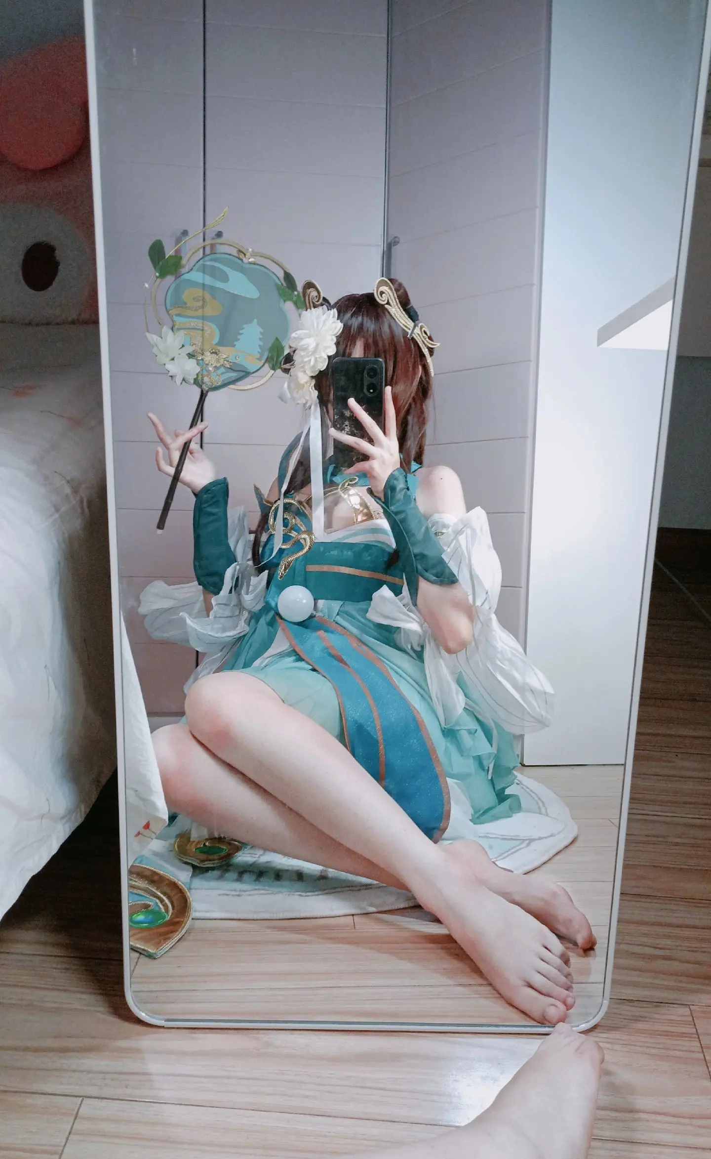 摇扇听荷声。