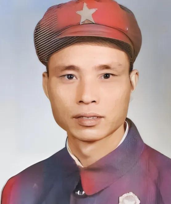 1951年，一位志愿军战士拿着刚缴获的美式重机枪，第一梭子一个敌人都没打中，危急