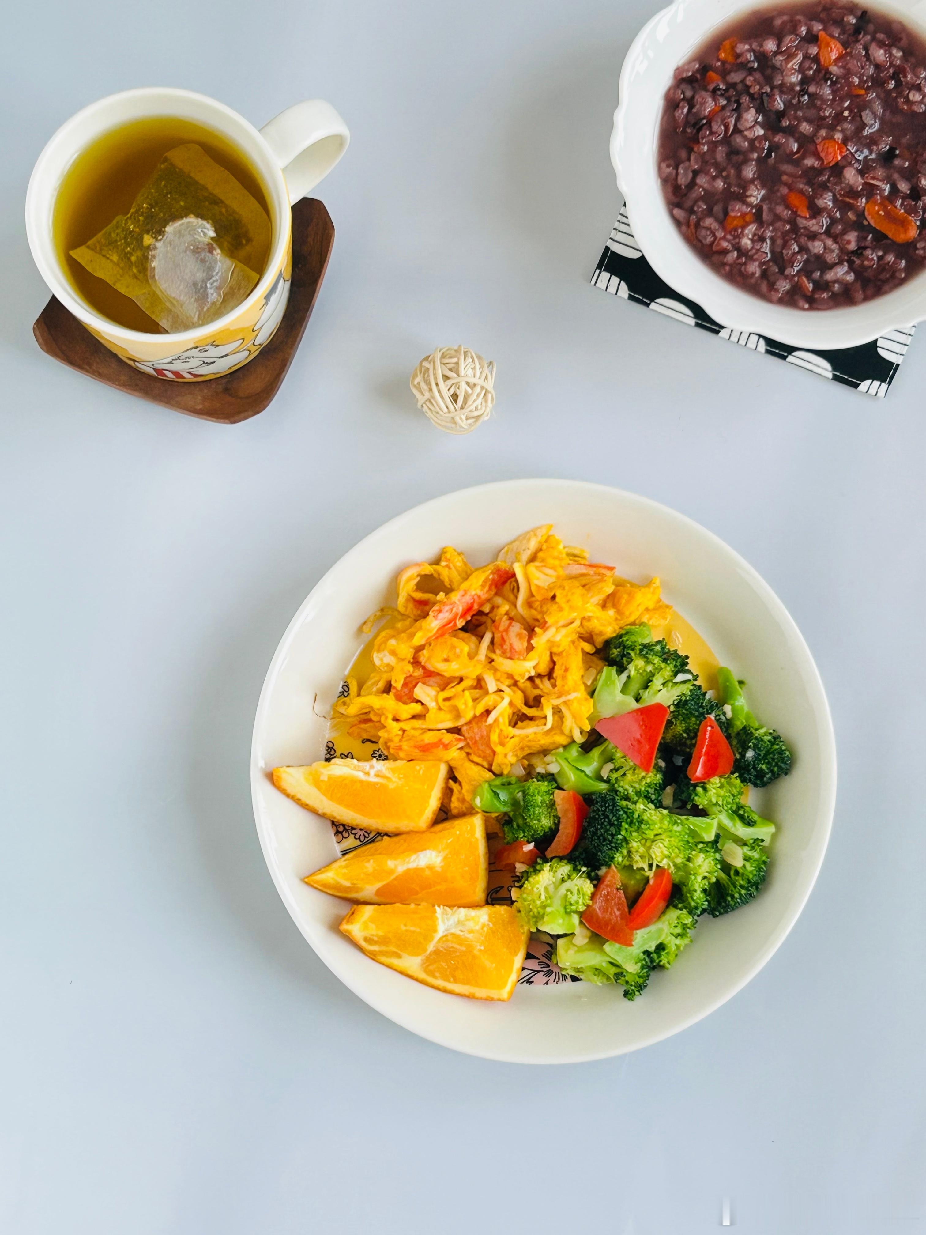 把健康带回家  健闻登顶计划  【营养餐分享】主食：三色糙米杂粮粥蛋白质：蟹柳滑