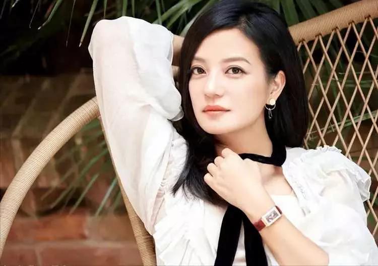 最近，赵薇在云南庆生的画面曝光，四位好友陪同，画面十分温馨。与此同时，她15岁女