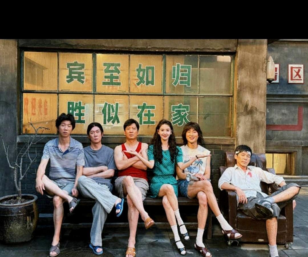 光看这剧照，我就想立刻追剧！

这年代剧的氛围感，真的绝了。演员们的穿搭，每一件