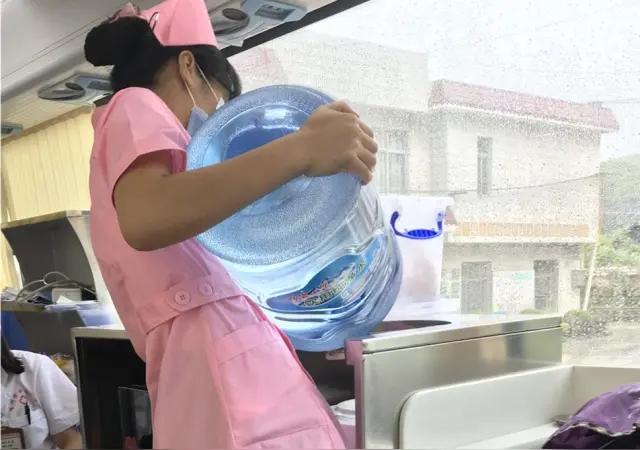 今天在电梯里面听后面两个同事在吐槽她们部门一女的，说谁谁特烦人，每次去饮水机那接