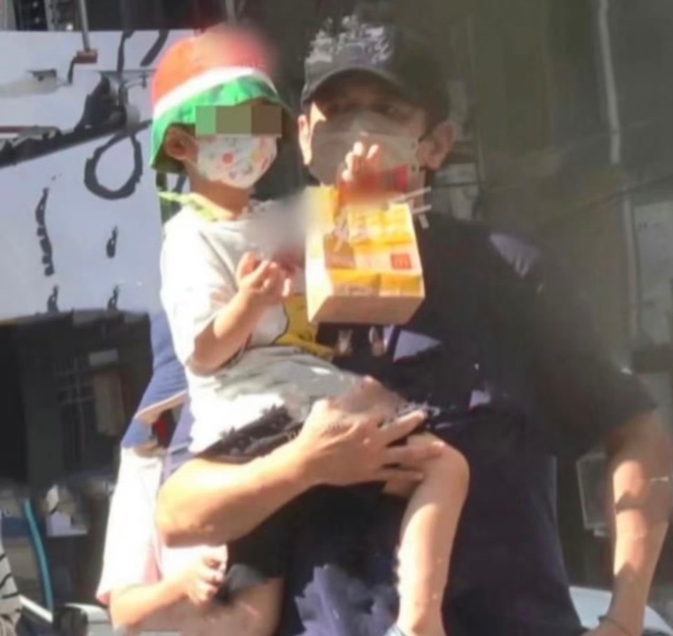 刘诗诗把儿子步步扛上车感觉每个明星带娃都这样，刘诗诗这是带了个魔童降世，姐姐速度