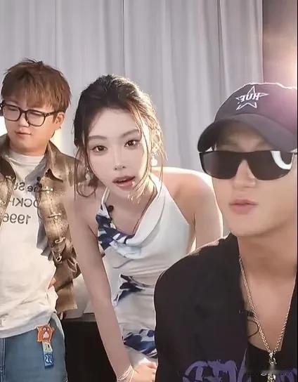 迪迪不畏的心态很奇怪，她问黄子韬她和徐艺洋谁长得更美，黄子韬回答觉得徐艺洋比她好