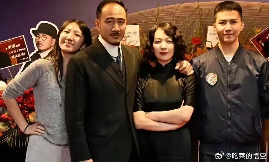 胡军的一双儿女这么大了，典型的儿子像爸爸、女儿像妈妈，高颜值没被浪费……尤其是胡