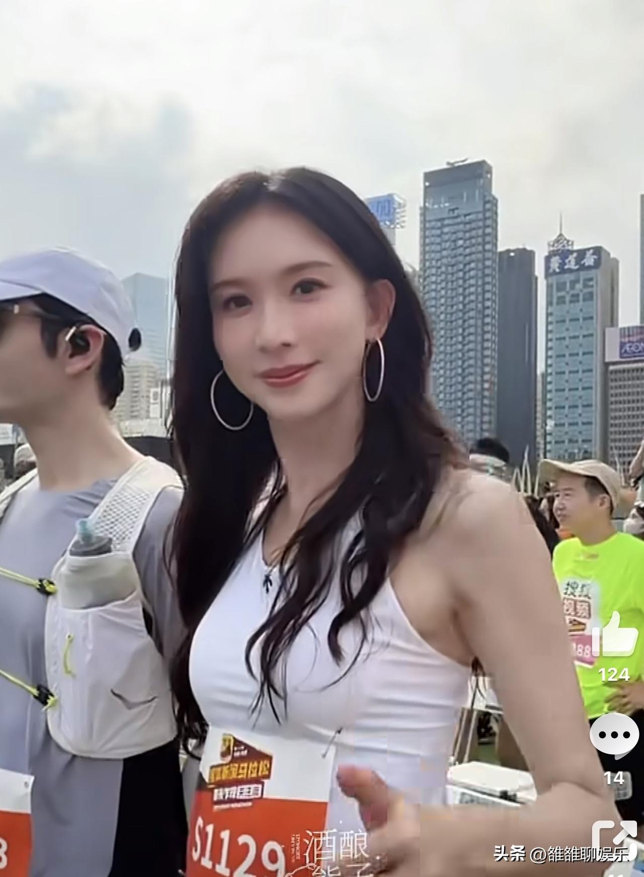 林志玲，冲上热搜。

3月26日，林志玲在香港参加娱乐马拉松，她与黄晓明、黄宗泽